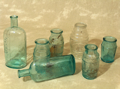 878281 Afbeelding van enkele glazen potjes en flesjes, opgediept uit de stadsbuitengracht en de Oudegracht in het ...